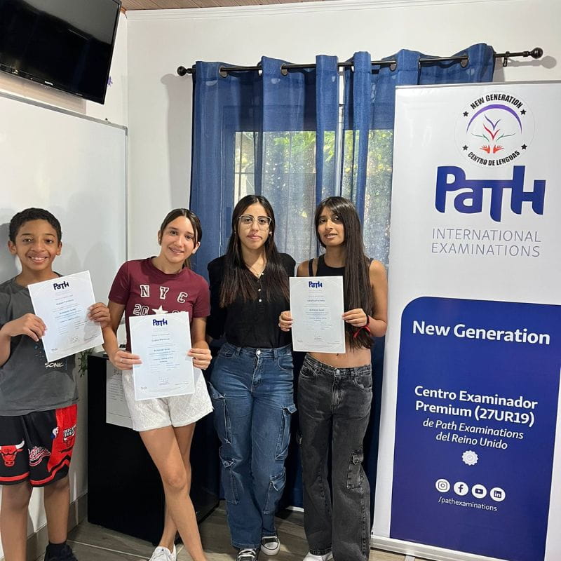 Alumnos de New Generation recibiendo certificados PATH de validez internacional en Colonia Nicolich