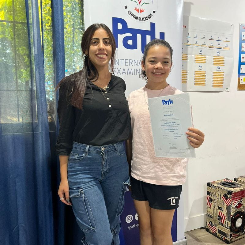 Alumna Maite Viera recibiendo su certificado PATH Achiever Level A2 en New Generation